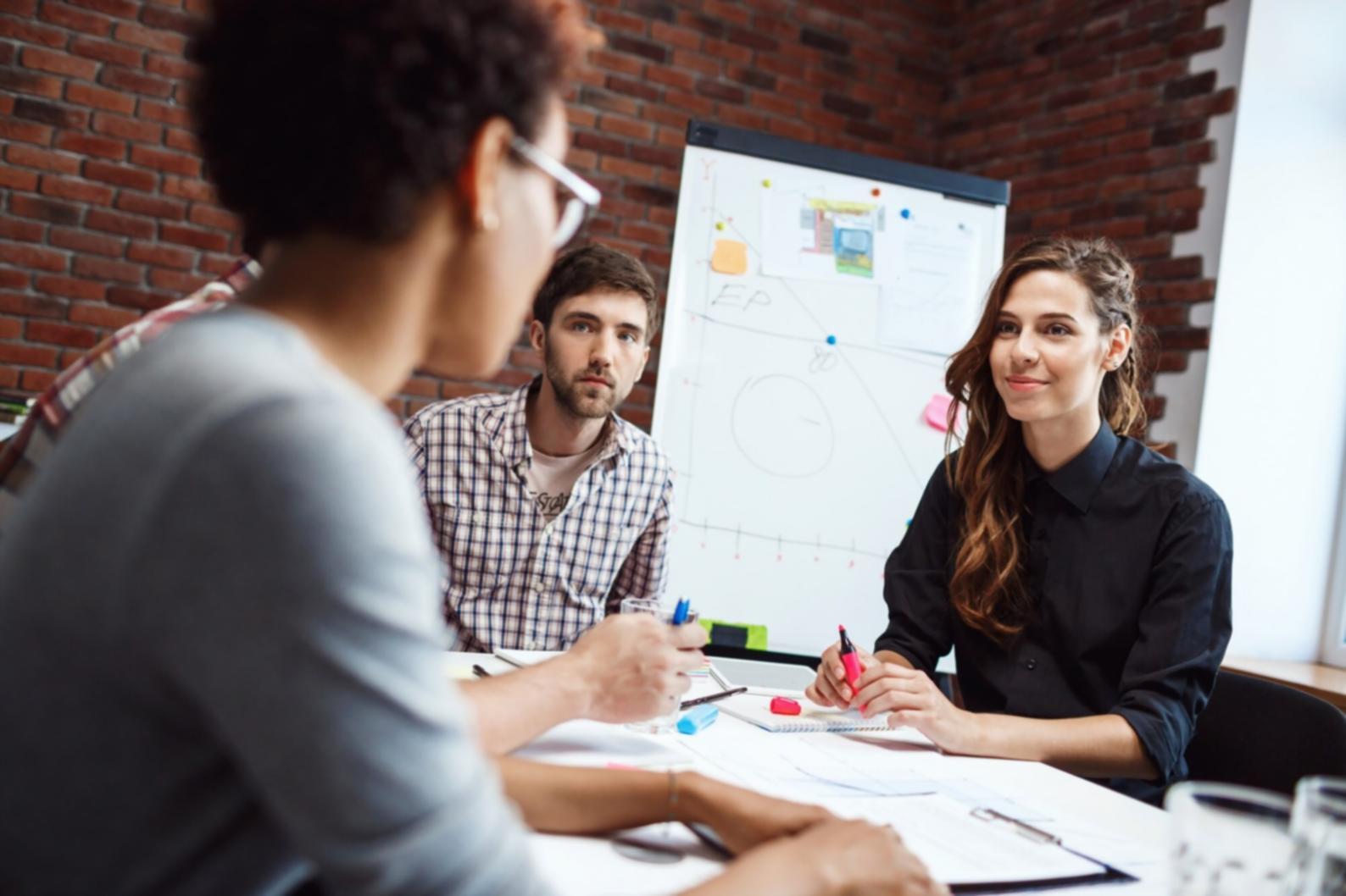 Familia revisando finanzas con herramientas pronavixolure